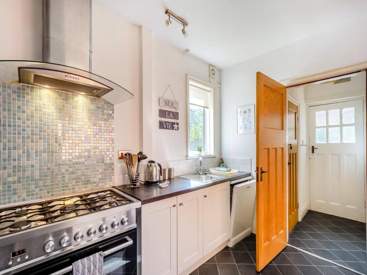 Large 5 Bed House In Near The Beach, Large Garden & Hot Tub Scarborough