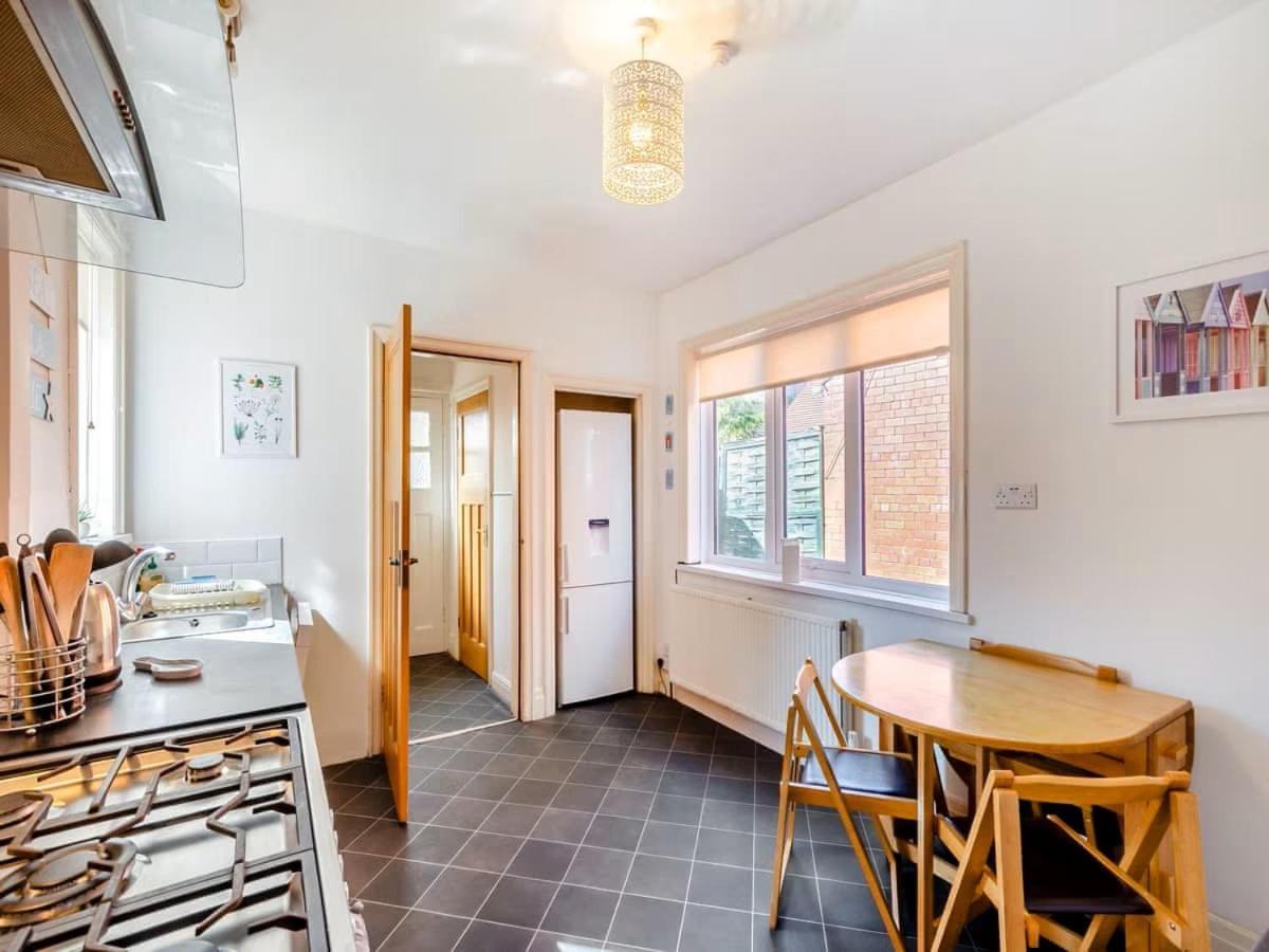 Holiday home Large 5 Bed House In Near The Beach, Large Garden & Hot Tub
